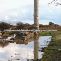 Visão do Templo de Hera, observa-se que o solo do sítio é pantanoso, essa característica torna possível a conservação de materiais orgânicos.
