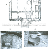a) Planta da casa da fazenda (Edifício A), s. IV-III a.C; b) Pilão da moedeira giratória de azeitonas; c) Pesos da moedeira giratória e grande ânfora. 