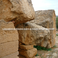 Templo de Héracles, 520 a.C. Observe-se inscrições modernas nos vestígios.