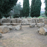 Templo de Zeus Olímpio: detalhe de blocos com ranhuras para içamento.