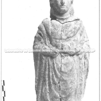 Estatueta da área sagrada da acrópole representando uma ofertante com um porquinho (a partir de Calderone et alli 1996). A importância do objeto reside no fato de que por ele o culto a Demeter fica identificado nesta localidade.