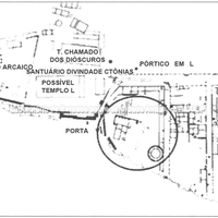 Planimetria da extremidade oeste da Colina dos Templos, com indicação do setor a oeste da Porta V (a partir de De Miro 1977, p. 95, fig. 1).