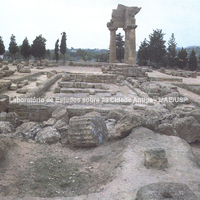 Fundações do templo considerado dos Dióscuros (templo I) vistas a partir do leste. No ângulo noroeste, o velho restauro hoje considerado não adequado.