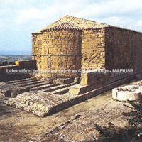 Templo de Deméter (templo C) embaixo da Igreja de S. Biagio, visto a partir do leste.