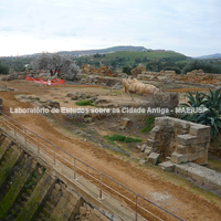 Vista do templo de Zeus Olímpio com a cópia de Telamon bem visível.