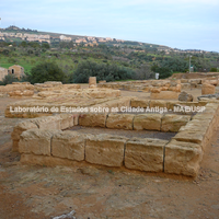 Estruturas na área lateral do templo dos Dióscuros, na área do santuário das divindades ctônicas.