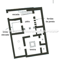 Planta de casa do século IV a.C. na região do Epiro, no norte da Grécia. Deve-se notar que  o pátio interno é menor do que em outras casas gregas e que esta casa possui uma área de estar coberta, nesta imagem assinalada com lareira. (Dakaris 1989). 