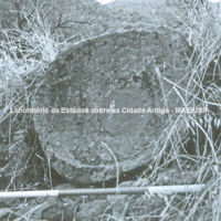  Sítio isolado de processamento agrícola com triturador de azeitona, em Methana (L. Foxhall).