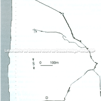 Planta geral do sítio e das fortificações. Muro arcaico encontrado (D) e sugestão de complemento do contorno indicado (pontilhado).