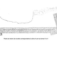 Reconstituição gráfica do trecho de muralhas que engloba as torres IV e V. Painel de sítio.