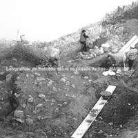 Monasterace. Escavação do acesso (passagem subterrânea) SS 106 jônica: vista geral da escavação em camadas. 
