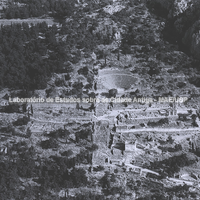 Vista geral do santuário de Apolo a partir do sul, tirada de um helicóptero em 1988. École française d’Athènes.