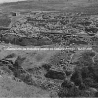 Vista do santuário de Deméter e Perséfone a partir do noroeste no verão de 1978.