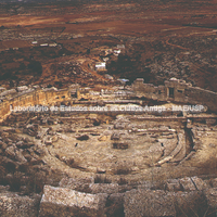 Santuário de Apolo. Teatro grego de Myrtusa, transformado em anfiteatro no séc. II d.C. Ao centro, a orquestra e vestígios da parte mais antiga do teatro.
