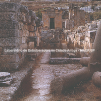 Santuário de Apolo. Vestiario (apodyterium) nos banhos romanos. Ao fundo está o Strategheion.