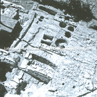 Vista do local onde a prensagem era feita em Clazomenai, século VI a.C. (www.klazomenai.com).