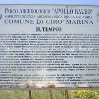 Punta Alice. Templo de Apolo Haleo. Pôster explicativo sobre a estrutura do templo no local do sítio arqueológico.