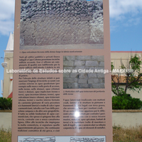 Capo Colonna. Detalhe de construção: pôster explicativo no sítio arqueológico demonstrando a técnica de construção dos edifícios romanos.
