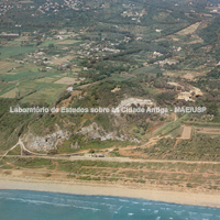 Vista aérea do espigão rochoso que se estende à norte e à leste e sobre a qual estava a colônia. No primeiro plano à direita da colina o provavél porto da cidade.