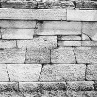 Delos. Hipostilo, muro norte. Aparelho trapezoidal pseudo-isódomo, sendo a fachada recuada em relação ao resto da construção. Foto: ÉFA, Ph. Fraisse. 