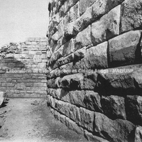 Delos. Muro de sustentação do teatro. Aparelho trapezoidal pseudo-isódomo, com saliências esculpidas nas pedras. Foto: ÉFA, Ph. Fraisse. 
