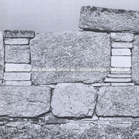 Delos. Archesegion. Muro em granito do século VI, preenchido por pilhas de gnais. Foto: ÉFA, Ph. Fraisse. 