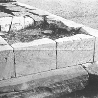 Delos. Monumento em hexágonos. Vestígios de pontas e polimento sobre uma base de mármore. Aprox. 500 a.C.. Foto: ÉFA, Ph. Fraisse.