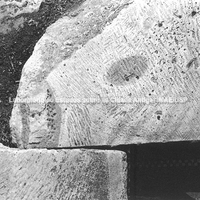 Delos. Monumento em hexágonos. Vestígios de corte em forma de grãos de trigo e corte enfileirado (na borda dos blocos). Cerca de 500 a.C.. Foto: ÉFA, Ph. Fraisse.
