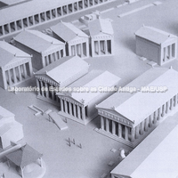 Delos. Santuário de Apolo. Os "tesouros" vistos a partir do sudoeste, circundando num quarto de círculo os três templos de Apolo. Em baixo, à esquerda, o altar dos chifres. Maquete EFA.