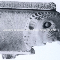 Delos. Museu. Sima de mármore anteriormente pintada, atribuída ao pseudo Thesmofórion. Segundo quarto do século V a.C. Foto: ÉFA.