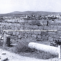 Delos. Muro do períbolo leste visto do exterior do santuário de Apolo. Foto: École française d’Athènes. 