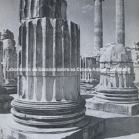 Templo de Dídima. A terceira e a quarta bases de colunas da fileira interna norte da colunata ao redor do templo, vistas a partir do sul. Primeira metade do século II a.C.