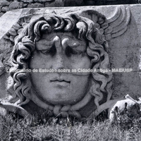 Uma das máscaras de Medusa, do friso do templo de Apolo.