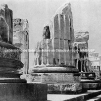Dídima, próximo de Mileto, templo de Apolo. Base das colunas.