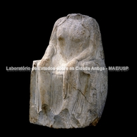 Estátua de mármore feminina sentada em uma cadeira. Leste da Grécia, feita entre 530-510 a.C. e não terminada. Encontrada em Dídima, Turquia moderna. Altura:1,250 m. Escavada por Sir Charles Thomas Newton.
