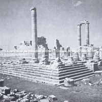 Templo de Dídima. Díptero de ordem jônica (300 a.C. - século II d.C). Vista a partir do sudeste das três colunas ainda em pé que datam da primeira metade do século II a.C.
