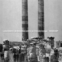 Dídima, perto de Mileto, templo de Apolo. Vista do sudoeste das duas colunas em pé do duplo perístasis do noroeste.