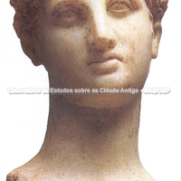 Cabeça feminina em mármore encontrada em uma cisterna. Apresenta notáveis traços de cor. Século II-I a.C. Noto, Museu Cívico.