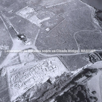 Vista aérea a partir do sudoeste: em primeiro plano o Santuário de Deméter. 