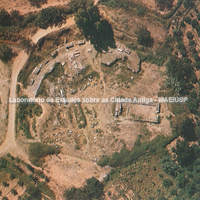 Vista aérea do assentamento. Detalhe do santuário de Ártemis Órtia.