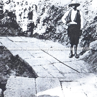 Trecho de pavimento construído em grandes blocos de pedra descoberto por F. Sartiaux, posando ao lado de seu achado.