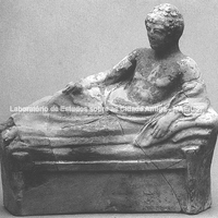 Estatueta representando figura masculina reclinada em kliné. Área da “Scala Ferroviaria”.( Graziella Fiorentini)