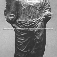 Estatueta de terracota com representação de Deméter (?) com polos. Final do séc. V a.C., acrópole.( Graziella Fiorentini).