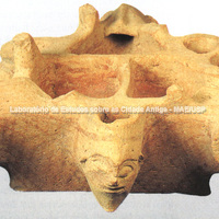 Lamparina a óleo  de argila com representação de cabeças humanas e de carneiros .Predio Sola - 630-620 a.C.