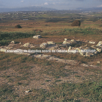 Pedaços dos blocos de fundação do edifício do templo no Santuário helenístico, situado em um plano na colina do teatro.