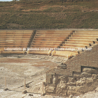 Vista do teatro grego datado da segunda metade do século IV a.C. no centro da cidade. No momento da foto, o teatro estava preparado para apresentações e por isso aparece coberto perpex modelado.