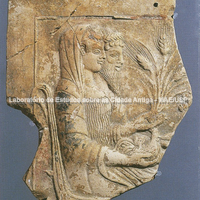 Fragmento de relevo votivo com Hades e Perséfone. Primeira metade do V a.C.