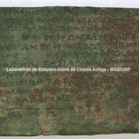 Tabuleta de bronze com inscrição referente à administração  Santuário de Zeus Olímpio em Lócris - 350-250 a.C. - Reggio Calabria, Museo Nazionale (Foto: Andrea Baguzzi, Milano).