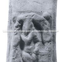 Relevo com cabeça de três ninfas, com figura de Acheloo (terracota, final do s. IV, início do s. III a.C.), do santuário de Grotta Caruso.