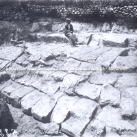 Foto (Soprintendenza Archeologica della Calabria) do muro subjacente à colina Marafioti no momento da escavação de 1911, não publicada no catálogo Orsi. 
